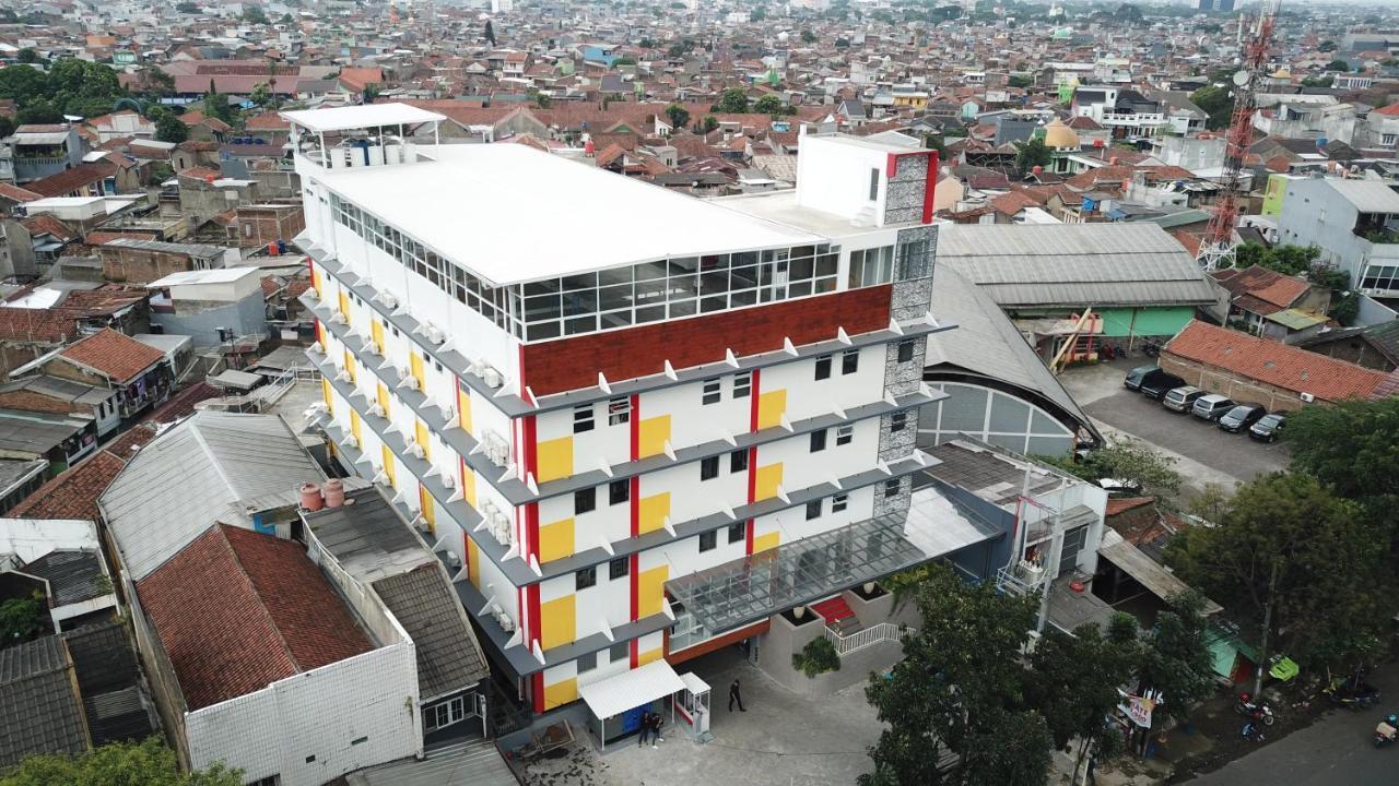 Front One Pasir Koja Hotel