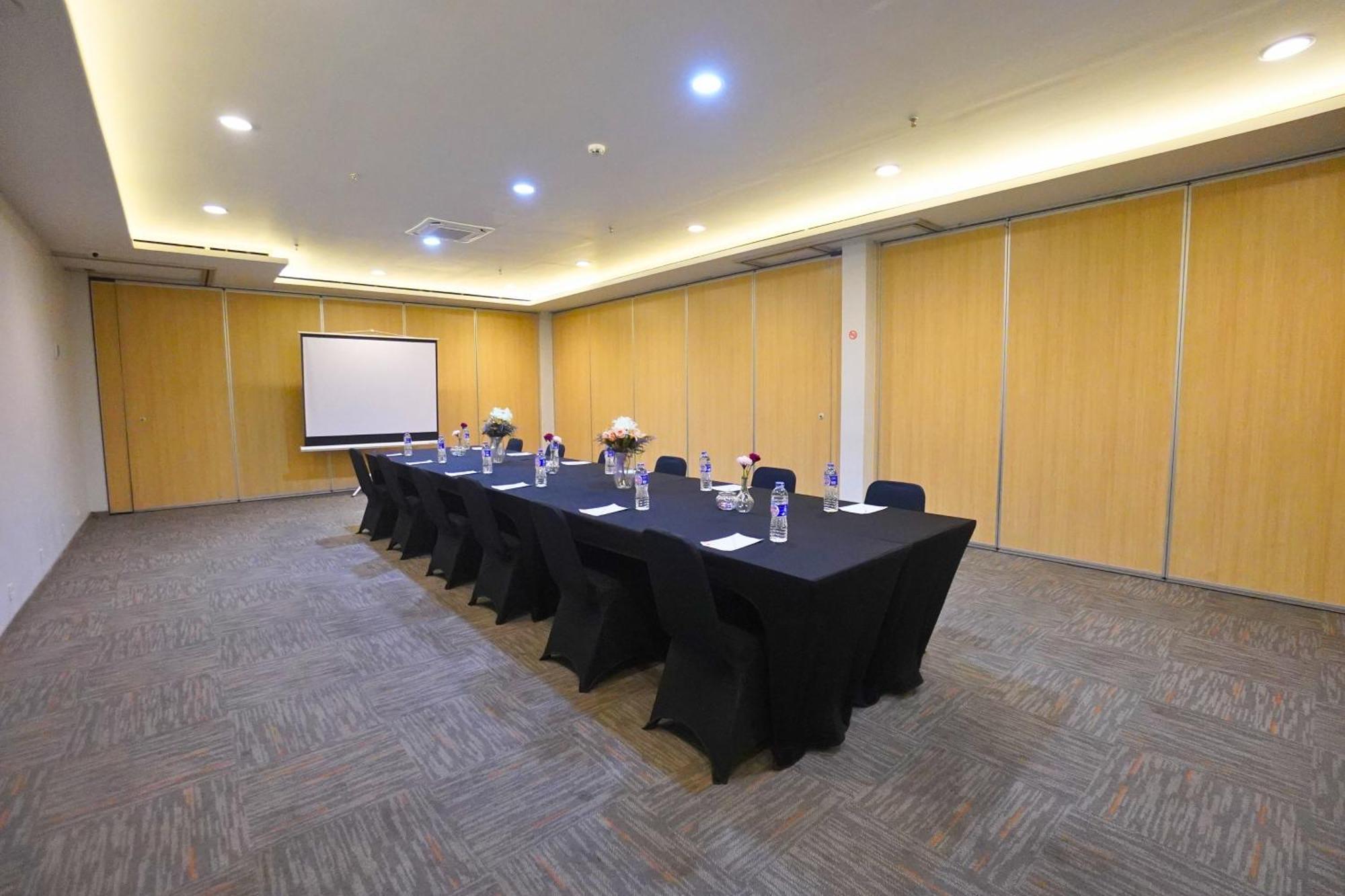 Front One Pasir Koja Hotel