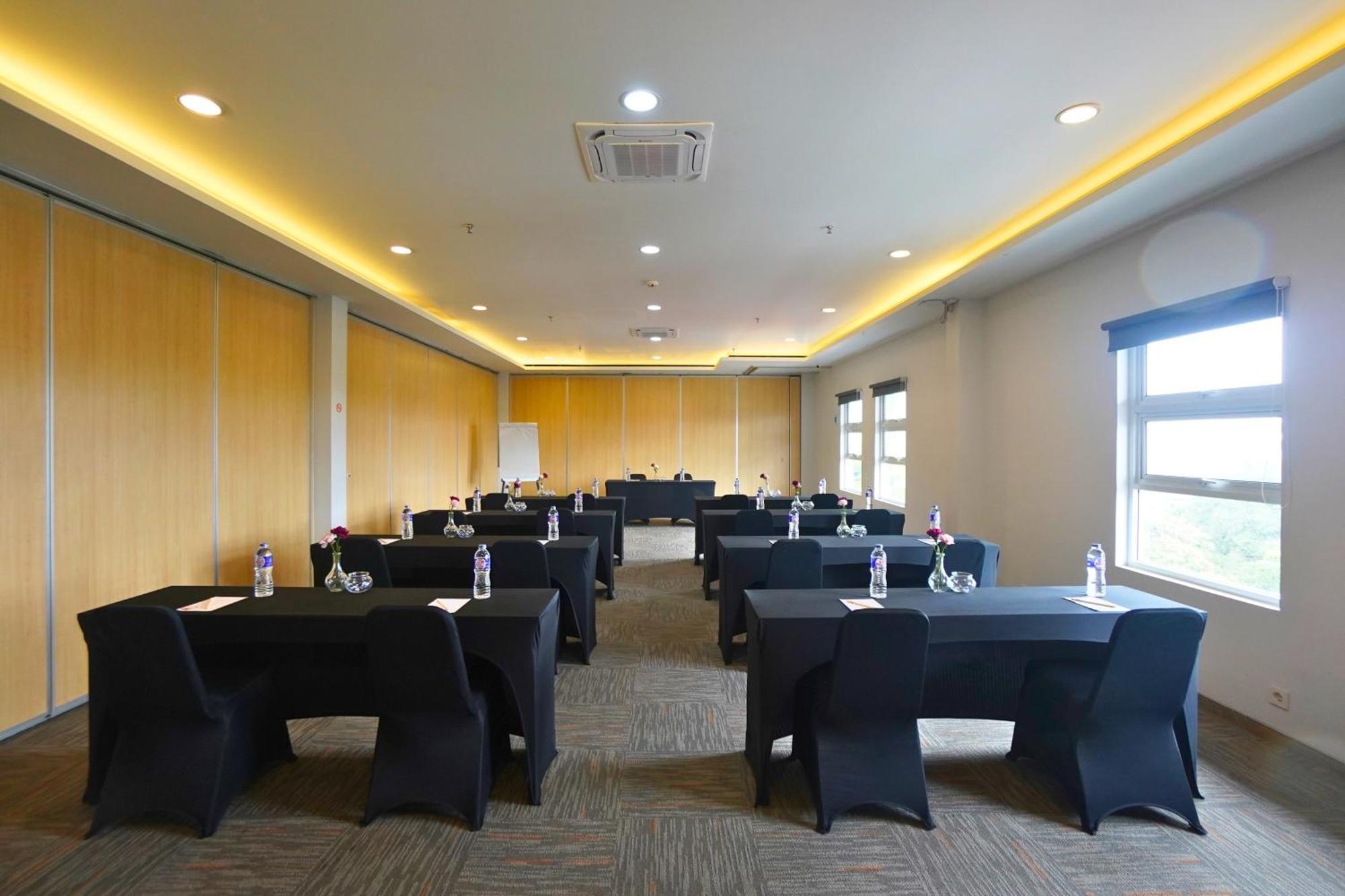 Front One Pasir Koja Hotel