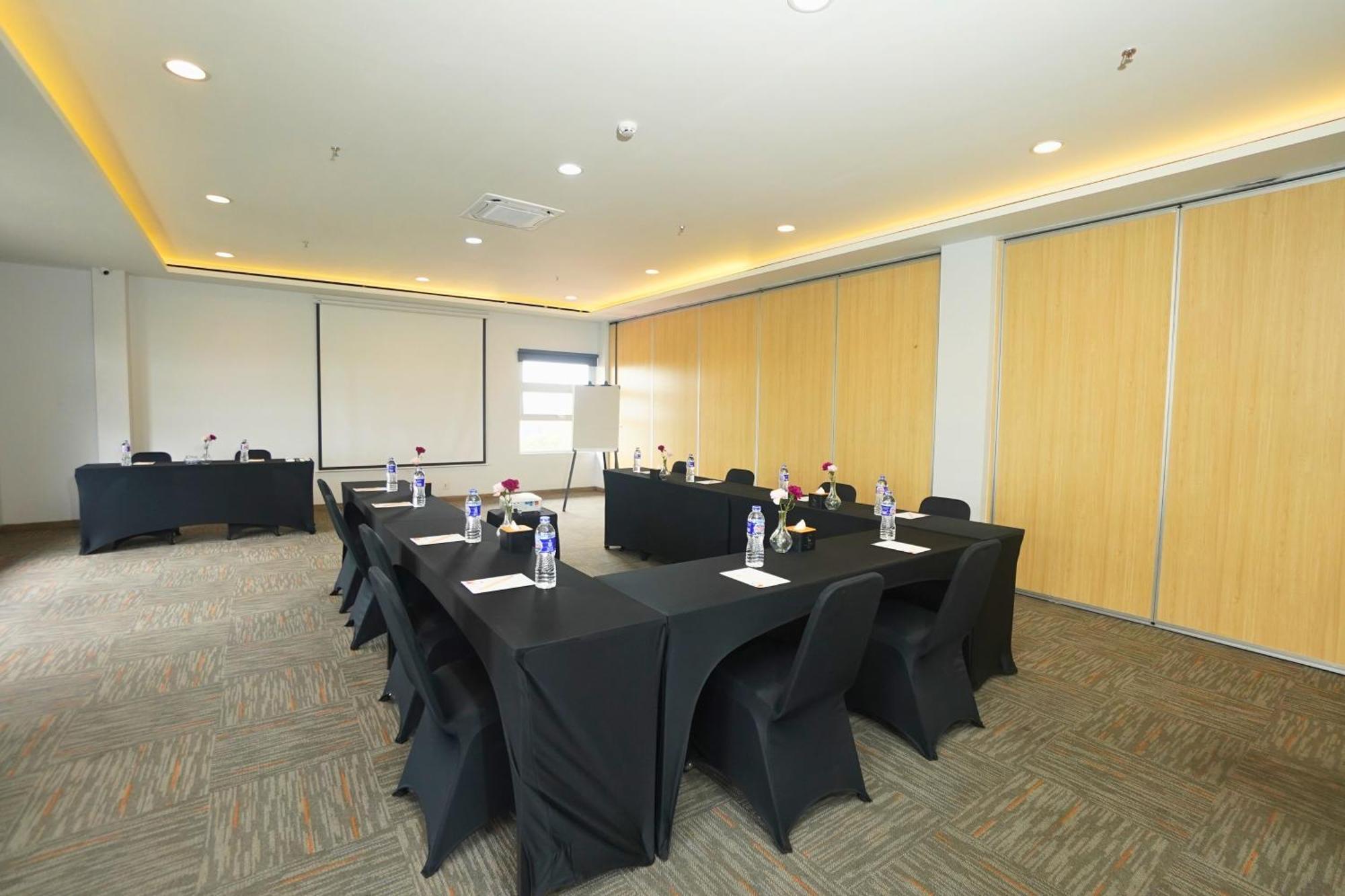 Hotel Front One Pasir Koja
